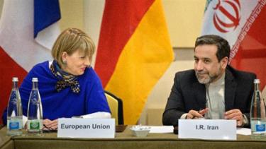 Quan chức cấp cao phụ trách chính trị của EU Helga Schmid (trái) và trưởng đoàn đàm phán Iran Abbas Araqchi đàm phán tại Lausanne (Thụy Sĩ), ngày 26/3/2015.