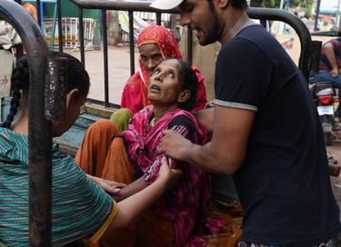Một người bị sốc nhiệt được chuyển tới bệnh viện ở Karachi.