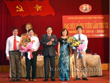 Ban chấp hành Chi bộ Liên đoàn lao động tỉnh nhiệm kỳ 2015 - 2020 ra mắt Đại hội lần thứ IX.
Ảnh: Thanh Xuân