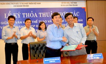 Lãnh đạo hai bên trao biên bản ký kết thỏa thuận hợp tác giai đoạn 2015 - 2025