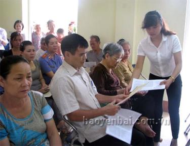 Cán bộ Tòa án nhân dân thành phố phát tài liệu tuyên truyền pháp luật tại phiên tòa.