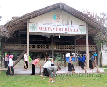 Nhân dân thôn Bản Xa, xã Nghĩa Lợi dọn vệ sinh khu vực nhà văn hóa.