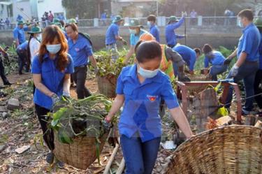 Đoàn viên thanh niên thu gom rác thải ở Thành phố Hồ Chí Minh.