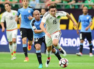 Hector Herrera vượt qua Egidio Arevalo Rios của Uruguay.