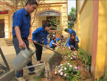 Đoàn viên thanh niên Chi đoàn Đài Truyền thanh - Truyền hình thị xã Nghĩa Lộ chăm sóc vườn hoa tại cơ quan.