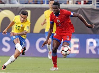 Philippe Coutinho tung cú sút trước hậu vệ của Haiti.