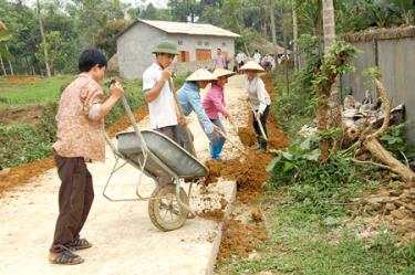 Nhờ sự đầu tư của Nhà nước, mạng lưới giao thông ở các xã vùng cao của huyện Lục Yên ngày càng hoàn thiện. (Trong ảnh: Nhân dân xã Khánh Thiện tham gia làm đường giao thông nông thôn).