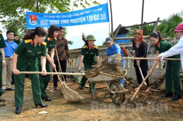 Phụ nữ Bộ Chỉ huy quân sự tỉnh tham gia hoạt động tình nguyện tại cơ sở.
