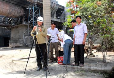 Các cán bộ Trung tâm Quan trắc môi trường tỉnh Yên Bái cùng đại diện các tổ nhân dân sinh sống gần nhà máy kiểm tra, đo đạc, quan trắc môi trường không khí trong Nhà máy.