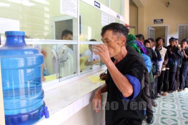 Bệnh nhân xếp hàng uống Methadone tại Cơ sở điều trị Methadone huyện Mù Cang Chải.