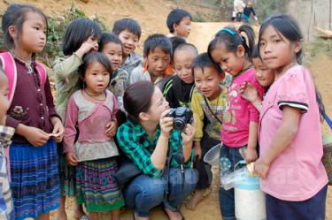 Tác giả cùng các em học sinh điểm trường Háng Tày, xã Chế Tạo, huyện Mù Cang Chải. (Ảnh: Mạnh Cường)
