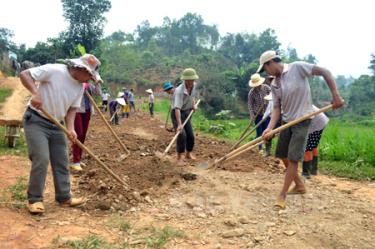 Nhân dân xã Bình Thuận tham gia làm đường giao thông nông thôn.