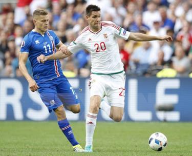 Cầu thủ Iceland Alfred Finnbogason (trái) tranh bóng quyết liệt với Richard Guzmics của Hungary.