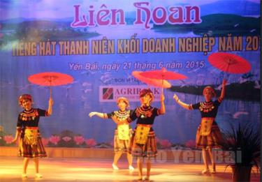 Tiết mục văn nghệ của Công ty tham gia Liên hoan Tiếng hát thanh niên Khối Doanh nghiệp tỉnh năm 2015.