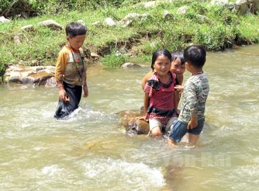 Các em nhỏ rủ nhau tắm suối không có sự giám sát của người lớn, luôn tiềm ẩn hậu quả khôn lường.
