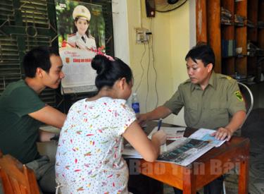 Công an xã An Bình (Văn Yên) nắm tình hình an ninh trật tự qua quần chúng nhân dân.
