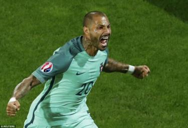 Ricardo Quaresma vui mừng sau pha ghi bàn vào lưới Croatia.