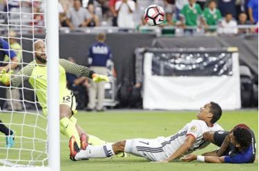 Carlos Bacca (giữa) trong pha ghi bàn thắng vào lưới Tim Howard.