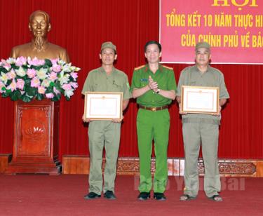 Lãnh đạo Công an tỉnh tặng giấy khen cho tập thể, cá nhân có thành tích xuất sắc.
