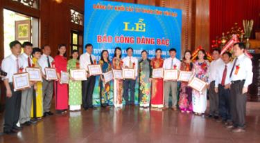 Các tập thể, cá nhân điển hình tiên tiến học tập và làm theo tấm gương đạo đức Hồ Chí Minh vinh dự nhận giấy khen của Đảng ủy Khối các cơ quan tỉnh.