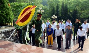 Các đồng chí lãnh đạo tỉnh đặt vòng và dâng hương tưởng niệm các anh hùng liệt sĩ.