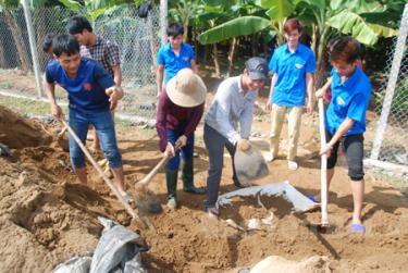 Lực lượng thanh niên tình nguyện tham gia làm đường vành đai Suối Thia - thị xã Nghĩa Lộ.