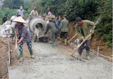 Nhân dân xã Cát Thịnh tích cực làm đường giao thông nông thôn phục vụ phát triển kinh tế - xã hội, phòng chống thiên tai.
