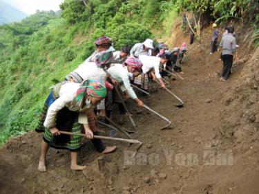 Nhân dân xã Pá Hu (Trạm Tấu) chung sức mở đường liên thôn bản.
