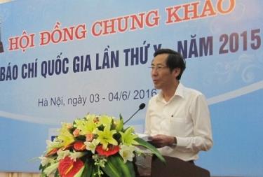 Nhà báo Thuận Hữu, Chủ tịch Hội Nhà báo Việt Nam phát biểu tại buổi làm việc của Hội đồng chung khảo.