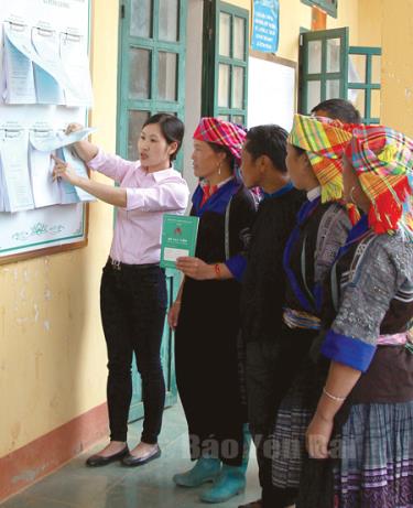 Tổ Giao dịch lưu động - Ngân hàng Chính sách xã hội huyện Mù Cang Chải hướng dẫn bà con vay vốn tín dụng chính sách tại điểm giao dịch xã Púng Luông.
(Ảnh: Ngọc Đồng)