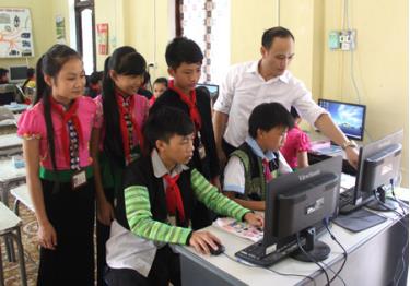 Các em học link dafabet dân tộc thiểu số được tiếp cận với máy tính và Internet để phục vụ học tập, trau dồi kiến thức. 

