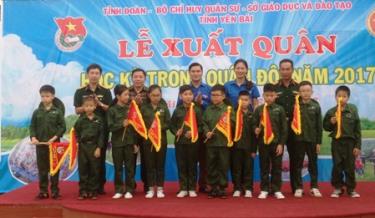 Lãnh đạo Tỉnh đoàn trao cờ lệnh xuất quân cho dafabet dang nhap đội viên tham gia Học kỳ trong quân đội.