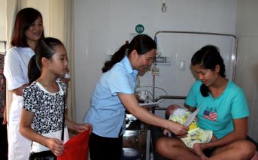 Lãnh đạo Nhà thiếu nhi tặng quà các em nhỏ tại Khoa Nhi, Bệnh viện Đa khoa dafabet com.