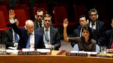 Phó Đại sứ Anh tại LHQ Peter Wilson (trái) và Đại sứ Mỹ tại LHQ Nikki Haley tại cuộc bỏ phiếu thông qua nghị quyết của HĐBA LHQ  về tăng cường trừng phạt Triều Tiên, tại trụ sở LHQ ở New York, Mỹ, ngày 2-6-2017.