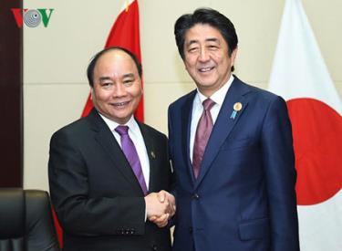 Thủ tướng Nguyễn Xuân Phúc hội kiến Thủ tướng Nhật Bản Shinzo Abe bên lề Hội nghị Cấp cao ASEAN 28-29 vào tháng 9/2016 tại thủ đô Vientiane (Lào)
