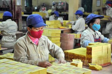 Công nhân Nhà máy dafabet khuyến mãi công giấy xuất khẩu Nguyễn Phúc (Công ty cổ phần Lâm nông sản thực phẩm Yên Bái) trong ca sản xuất.   
(Ảnh: Anh Dũng)