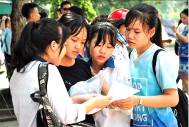Các thí sinh trao đổi bài sau giờ dafabet tại Hội đồng dafabet Trường THPT Nguyễn Huệ.