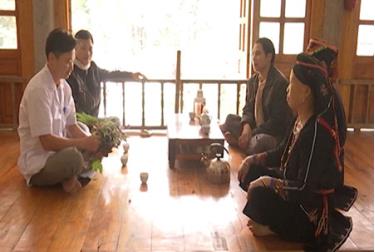Cán bộ Trạm Y tế xã Vũ Linh, huyện Yên Bình tuyên truyền tác hại của các loại rễ, cây, củ, quả khi ngâm rượu cho dafabet dang nhap dân.