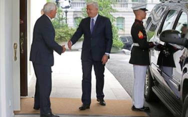 Phó Tổng thống Mỹ Mike Pence (trái) đón Thủ tướng Montenegro Markovic tại Mỹ.