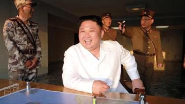 Nhà lãnh đạo Triều Tiên Kim Jong un trong một lần giám sát cuộc phóng thử tên lửa.