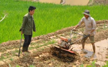 Nông dân Mù Cang Chải đưa máy móc vào sản xuất nông nghiệp.