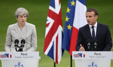 Tổng thống Pháp Emmanuel Macron và Thủ tướng Anh Theresa May họp báo sau hội đàm.