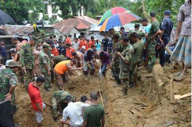 Bangladesh thường xuyên hứng chịu các vụ lở đất, lũ lụt vào mỗi mùa mưa.