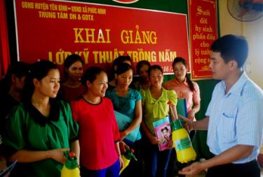 Các học viên được hướng dẫn kỹ thuật trồng nấm
