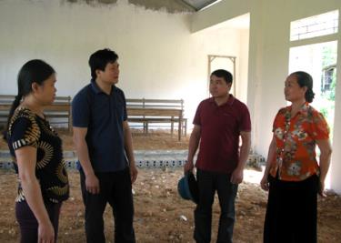Bí thư Đảng ủy xã Phúc Sơn Hà Biên Cương (thứ hai bên trái) cùng lãnh đạo xã thường xuyên xuống cơ sở nắm tình hình.
