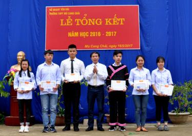 Lãnh đạo nhà trường trao giấy khen cho học sinh có thành tích xuất sắc trong năm học 2016 - 2017.