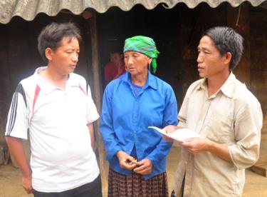 Vợ chồng ông Mùa A Vàng - bố, mẹ của anh Mùa Pao Dê lo lắng về con dâu và cháu nội sang Trung Quốc làm thuê giờ vẫn chưa thấy về.