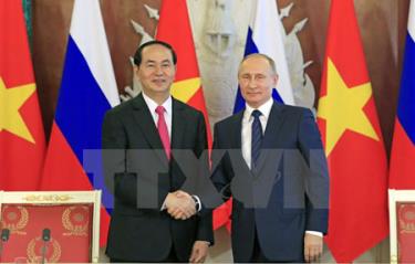 Chủ tịch nước Trần Đại Quang và Tổng thống Liên bang Nga V. Putin bắt tay sau Lễ ký các văn kiện hợp tác giữa hai nước.