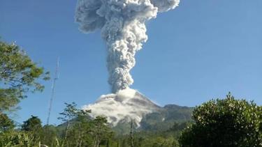 Núi lửa Merapi phun trào những cột tro bụi cao tới 6 km.