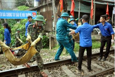 Đoàn viên thanh niên khơi thông dòng chảy khu vực suối Ngòi Yên, phường Hồng Hà, thành phố Yên Bái.